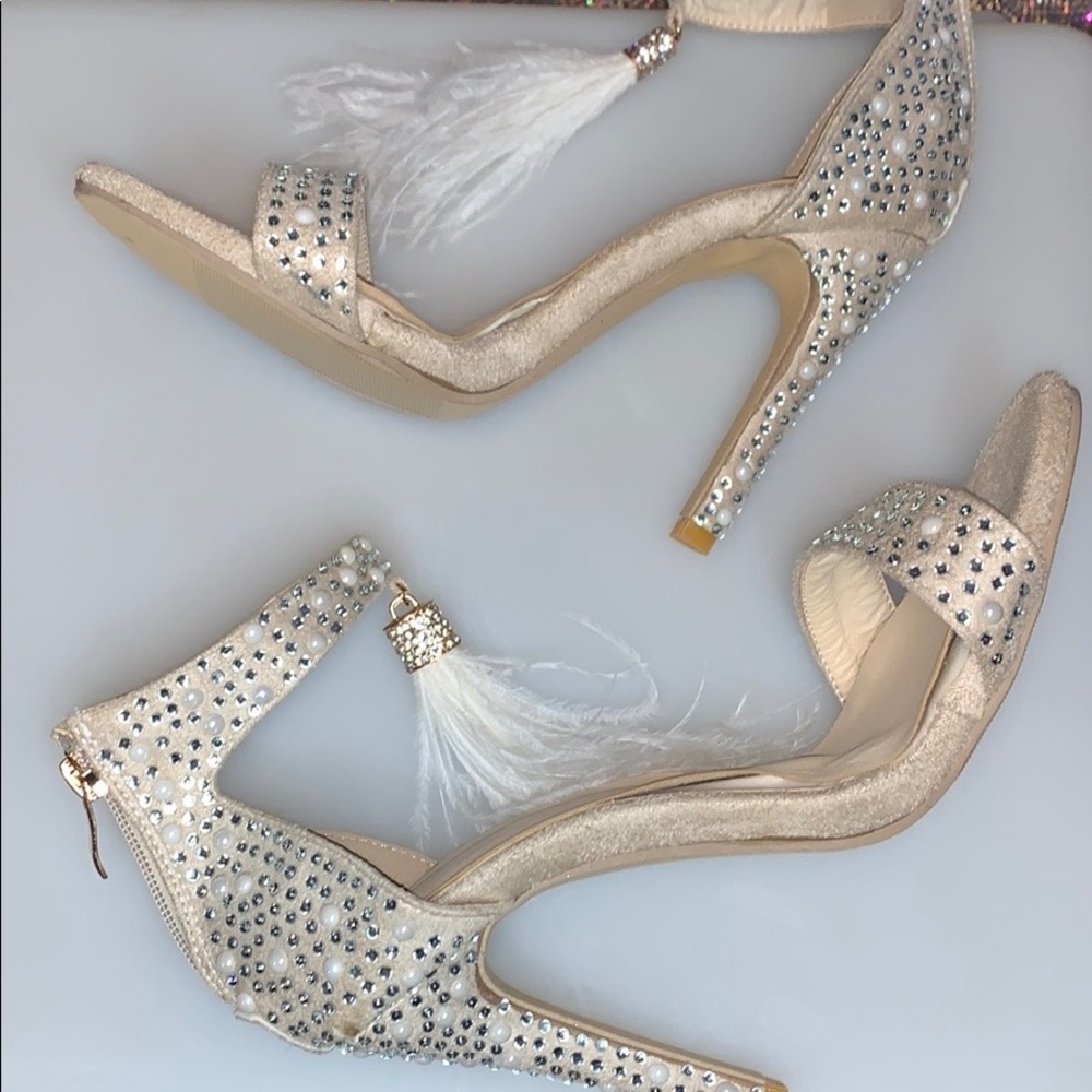 Nude bling pearl pump w feather (evening , dinner)